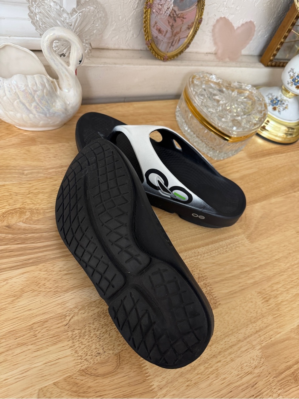 Super comfortable OOFOS black and white recovery flip flops 🖤🤍 Size EU40 W-9 M-7 - Picture 13 of 15